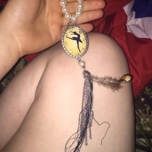 Ballerina pearls necklace with feathers